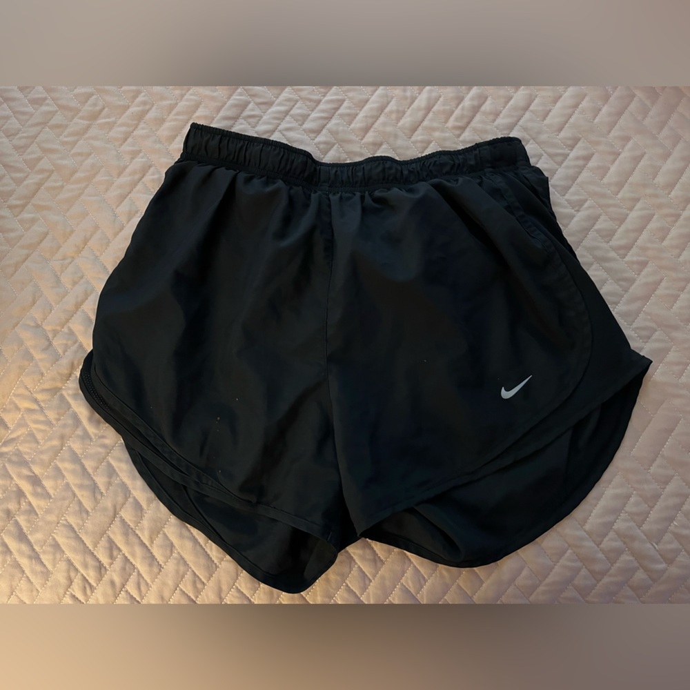 Nike Women’s Dri-Fit Mid-rise Brief-lined shorts LARGE